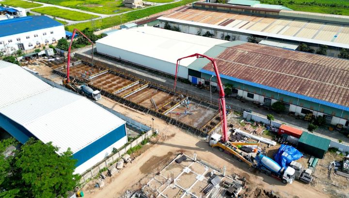 HOÀN THÀNH MẺ BÊ TÔNG BẢN ĐÁY 700M3 TẠI TRẠM XỬ LÝ NƯỚC THẢI NHÀ MÁY DỆT VÀ NHUỘM VẢI CO GIÃN CÁC LOẠI HƯNG YÊN, CÔNG SUẤT 4.500M3/NGÀY.ĐÊM VÀ HỆ TÁI SỬ DỤNG NƯỚC THẢI, CÔNG SUẤT 2.700M3/NGÀY.ĐÊM