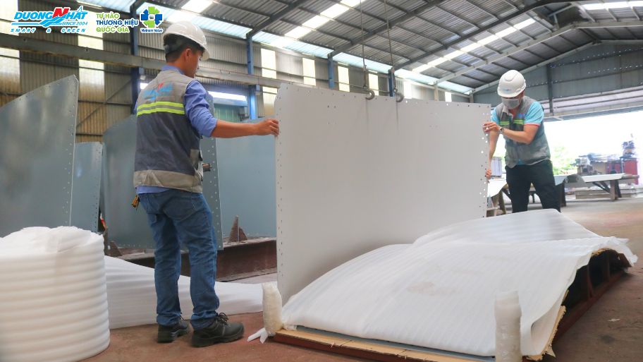 Nhân viên Dương Nhật trong xưởng