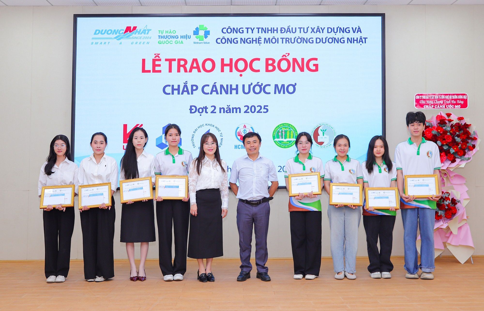 Dương Nhật trao tặng học bổng Chắp cánh ước mơ đợt 2 năm 2025 