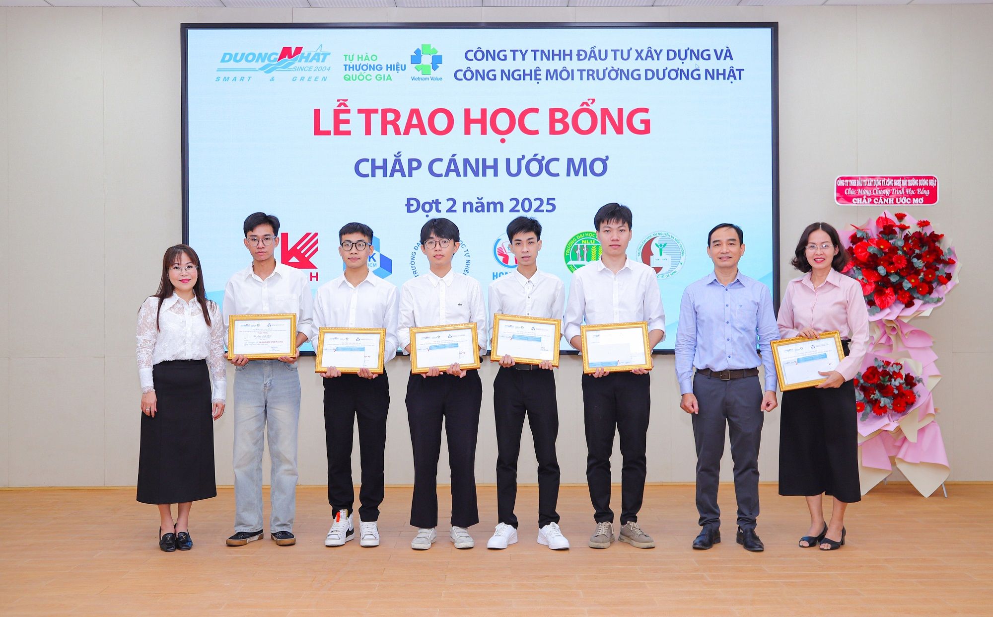 Dương Nhật trao tặng học bổng Chắp cánh ước mơ đợt 2 năm 2025 
