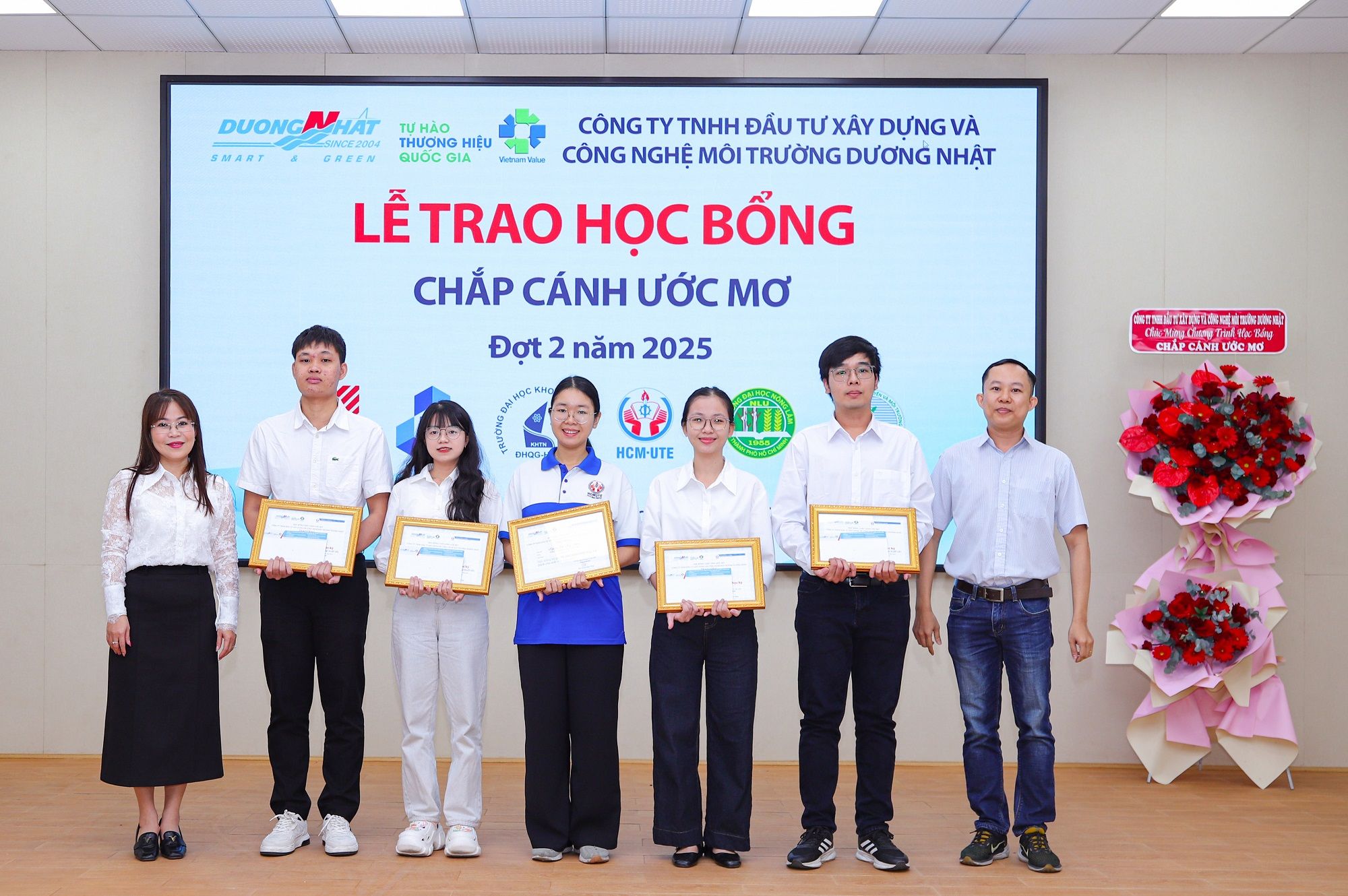 Dương Nhật trao tặng học bổng Chắp cánh ước mơ đợt 2 năm 2025 