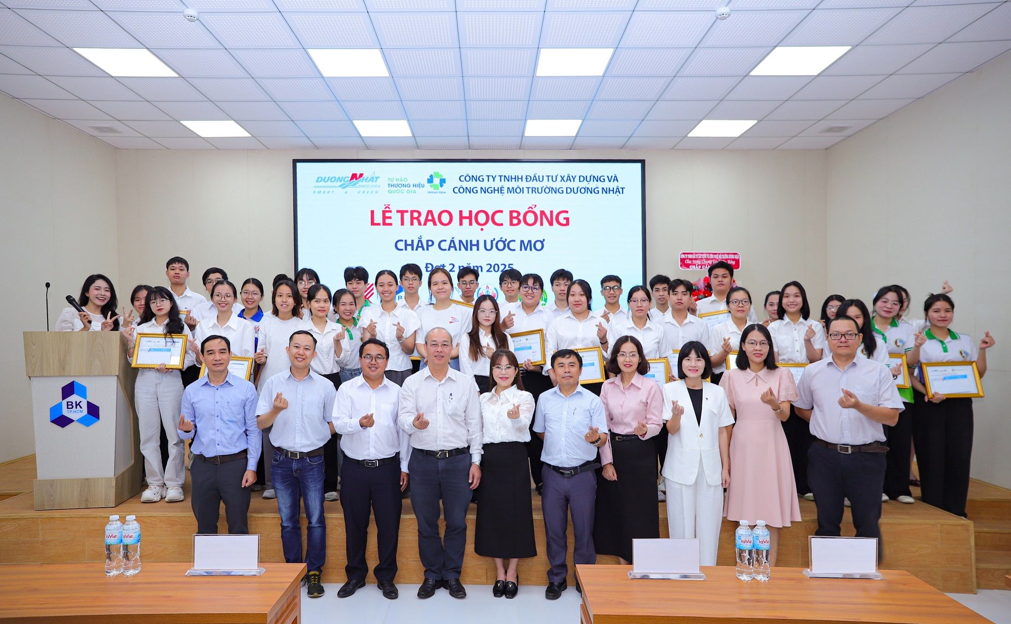 Dương Nhật trao tặng học bổng Chắp cánh ước mơ đợt 2 năm 2025 