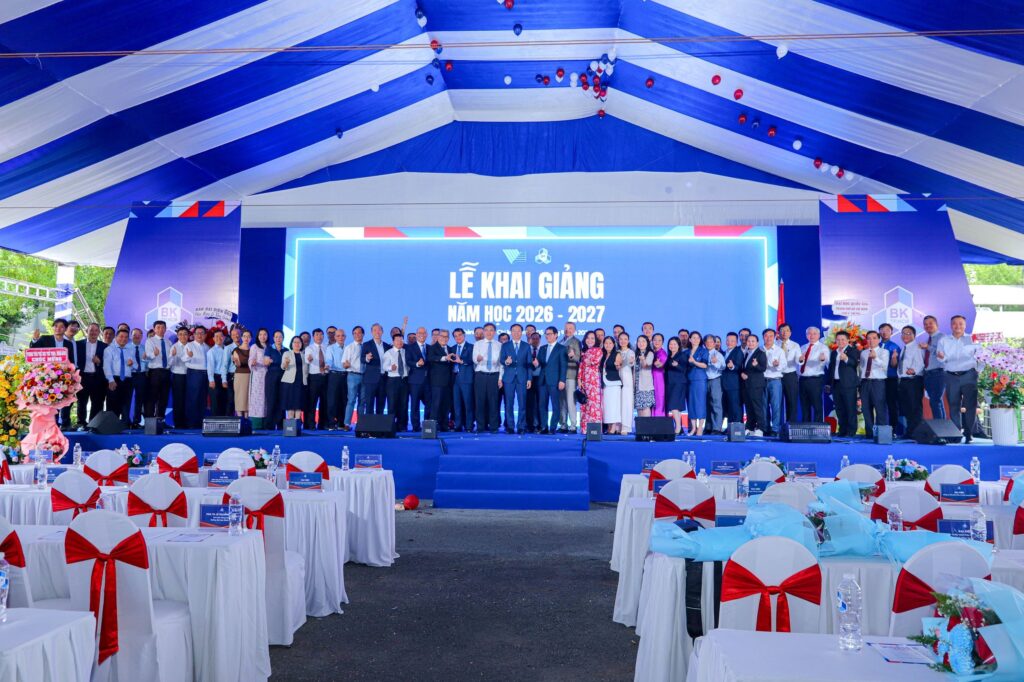 Dương Nhật đã trao tặng học bổng Chắp cánh ước mơ