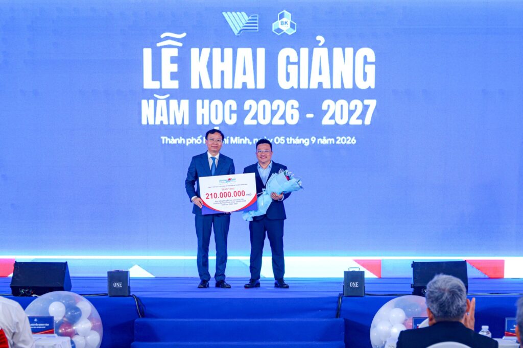 Dương Nhật đã trao tặng học bổng Chắp cánh ước mơ